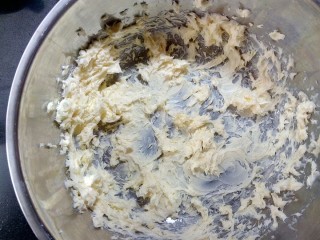 花篮饼干,黄油软化后稍打发，慢慢的加入糖粉加打发到呈淡黄色。