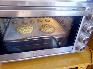 花篮饼干,烤箱上下火180度，15到20分钟。