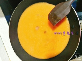 红红火火的番茄酱,成泥状的西红柿直接倒入不粘锅中，糖一次性加入，开中火加热，记得不停搅拌。以防粘锅。