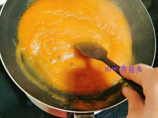 红红火火的番茄酱,加热到越来越浓稠状时可以转小火继续加热。