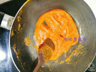 红红火火的番茄酱,一直加热到汤汁收干的状态即可关火咯。