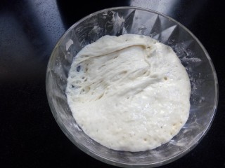 超软爱心黄桃面包（波兰种）,直到有许多的小泡泡产生，大致是发到最高点，稍微有些回落的状态，就可以使用了。也可以放冰箱冷藏到第二天使用，最好2天内用完。