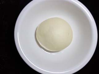 超软爱心黄桃面包（波兰种）,将面团整理滚圆，放入容器，加盖保鲜膜，至于温暖湿润的环境进行第一次发酵。第一次发酵的温度不超过28度。