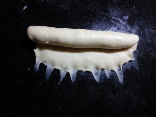 超软爱心黄桃面包（波兰种）,翻面后横放，底边压薄，至上而下卷起，呈条状。