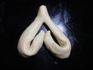 超软爱心黄桃面包（波兰种）,切开后的两端向中间内折，如图所示圈成心形。
