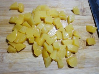 超软爱心黄桃面包（波兰种）,黄桃或其他水果切小粒。均匀放在发好的爱心面团上。