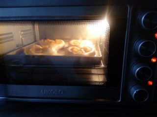 超软爱心黄桃面包（波兰种）,放入充分预热好的烤箱中层，上下火180度，烘烤18到20分钟。