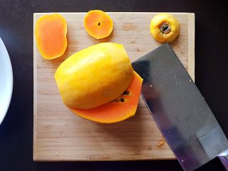木瓜炖银耳,在木瓜的1/4处切一刀。