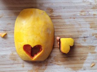 木瓜炖银耳,用小的心型模具，刻一个心型的图案。