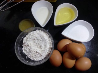 小清新柠香奶油卷（烫面法,准备好各项食材。因为我的鸡蛋比较小，所以用了六个。打发蛋白的盆要保证无水无油，把蛋黄和蛋白分开，确保蛋白里不要混入蛋黄液。