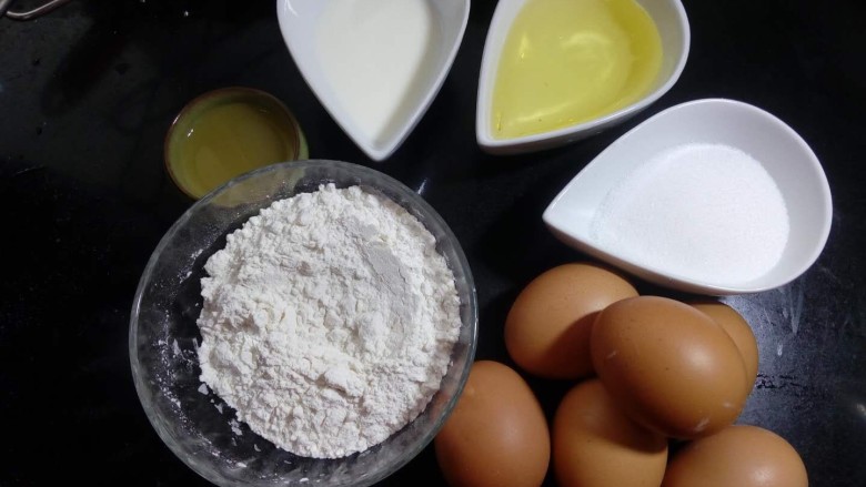小清新柠香奶油卷（烫面法,准备好各项食材。因为我的<a style='color:red;display:inline-block;' href='/shicai/ 9'>鸡蛋</a>比较小，所以用了六个。打发蛋白的盆要保证无水无油，把蛋黄和蛋白分开，确保蛋白里不要混入蛋黄液。