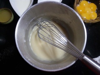 小清新柠香奶油卷（烫面法,用手抽或刮刀搅拌均匀。