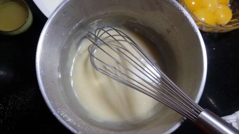 小清新柠香奶油卷（烫面法,用手抽或刮刀搅拌均匀。