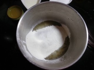 小清新柠香奶油卷（烫面法,筛入低粉。