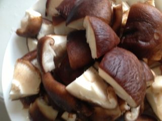烧二冬,香菇用加盐的水泡一会儿洗净切块；
