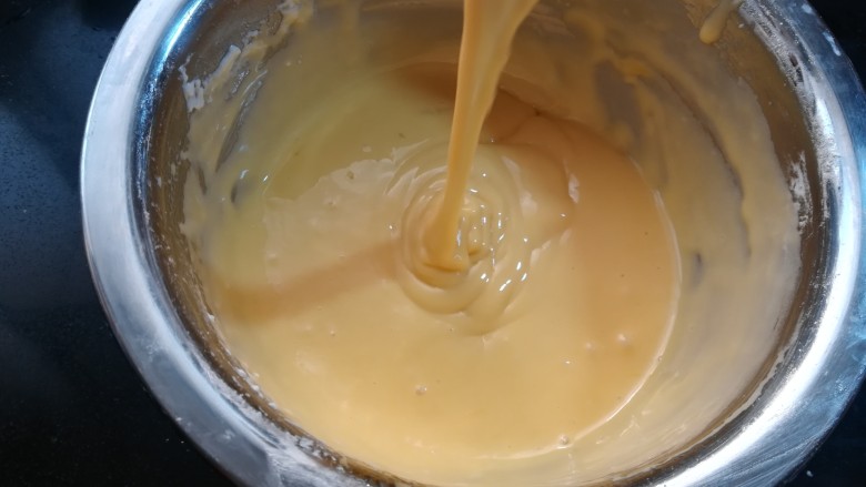 小清新柠香奶油卷（烫面法,翻拌均匀，蛋黄糊细腻且有光泽，提起刮刀能呈绸缎状落下，纹路不会立刻消失。蛋黄糊做好以后就可以预热烤箱了。170度上下火。