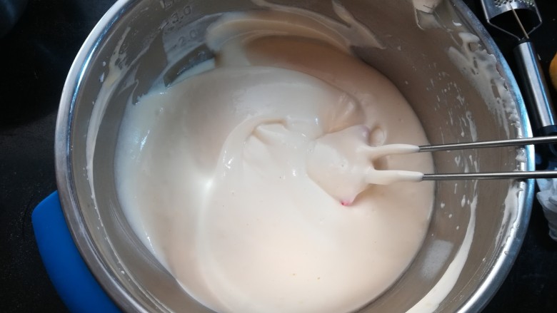 小清新柠香奶油卷（烫面法,直到搅拌均匀至蛋黄糊和蛋白霜充分融合，最后用刮刀从盆壁盆底铲起，每一个角落都要拌匀。