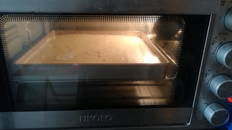 小清新柠香奶油卷（烫面法,放入预热好的烤箱，170度上下火烘烤，18到20分钟，具体温度和时间，根据自家的烤箱适当调节，如果需要反卷，想要出毛巾面可以降10到20度底火，不能调节上下火的160度烘烤。