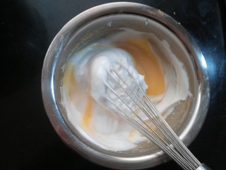 小清新柠香奶油卷（烫面法,用刮刀或手抽取1/3打发好的蛋白霜到拌好的蛋黄糊中。划z或之字，或以翻拌、切拌的手法，快速搅拌均匀。这一步要尽量尽快的让蛋白霜和蛋黄糊充分的混合。