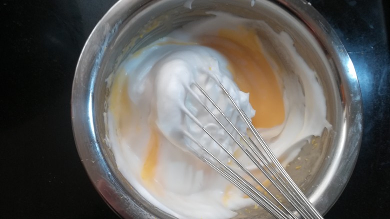 小清新柠香奶油卷（烫面法,用刮刀或手抽取1/3打发好的蛋白霜到拌好的蛋黄糊中。划z或之字，或以翻拌、切拌的手法，快速搅拌均匀。这一步要尽量尽快的让蛋白霜和蛋黄糊充分的混合。