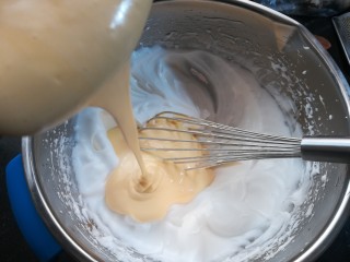 小清新柠香奶油卷（烫面法,把上一步拌好的蛋黄糊，倒入剩下的蛋白霜盆中，翻拌的手法同上，尽量不要画圈搅拌，防止消泡，从一点钟往七点钟的方向快速划过重复动作，动作要尽可能的快。