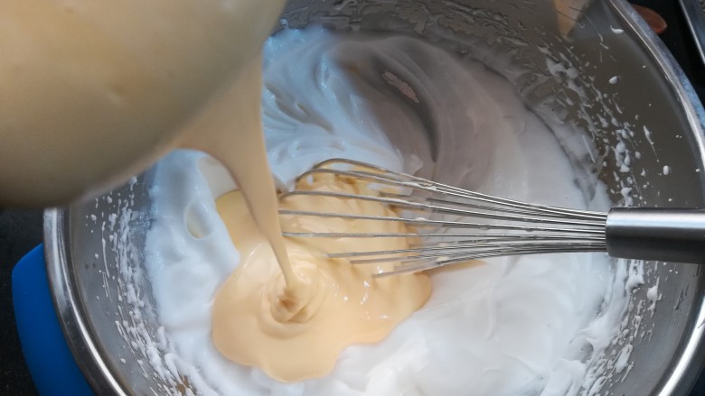 小清新柠香奶油卷（烫面法,把上一步拌好的蛋黄糊，倒入剩下的蛋白霜盆中，翻拌的手法同上，尽量不要画圈搅拌，防止消泡，从一点钟往七点钟的方向快速划过重复动作，动作要尽可能的快。