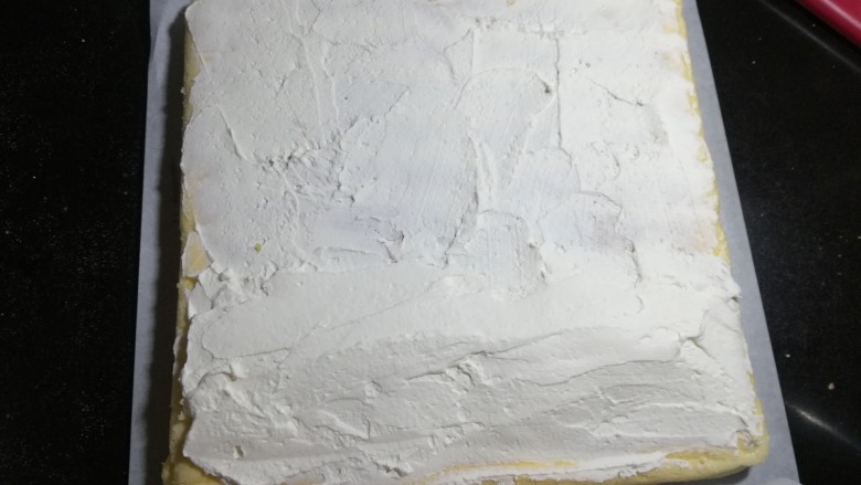 小清新柠香奶油卷（烫面法,涂抹在蛋糕上，自己身体的那侧多放一些奶油，想卷o型卷奶油可以用到200至250毫升奶油，也可以少奶油，或者不放奶油直接卷起，都可以，看自己喜欢。