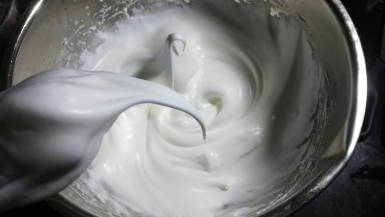 小清新柠香奶油卷（烫面法,蛋白霜打字湿性发泡就可以了，状态如图所示。这样在烘烤时不会开裂，也方便卷起。
