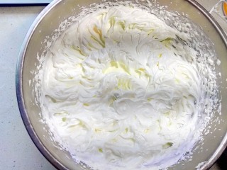 小清新柠香奶油卷（烫面法,200克淡奶油加入20克细砂糖。打发至有细腻的纹路。