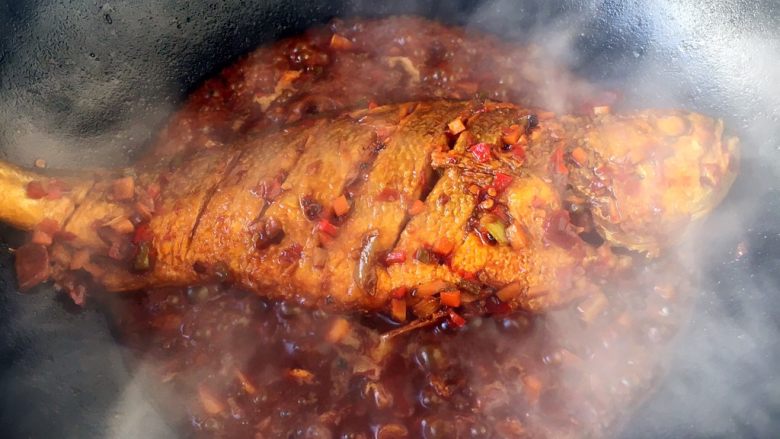 做年货 年年有余 干烧大黄鱼,干烧大黄鱼的特点就是尽量将鱼烧透，让鱼吸收汤汁，所以尽可能的将汤汁收干。