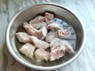 寓意-年夜饭&酱猪前蹄,首先将买回来的猪前提，用温水洗干净。