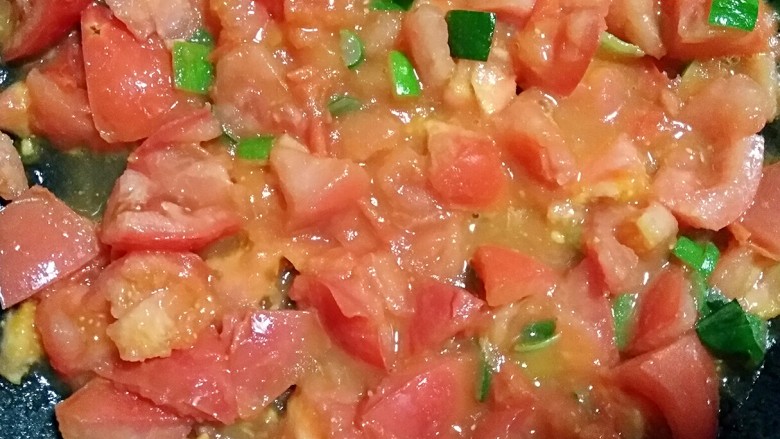 西红柿炒蛋盖浇饭――好吃不过最家常,炒至西红柿开始炒成西红柿酱。