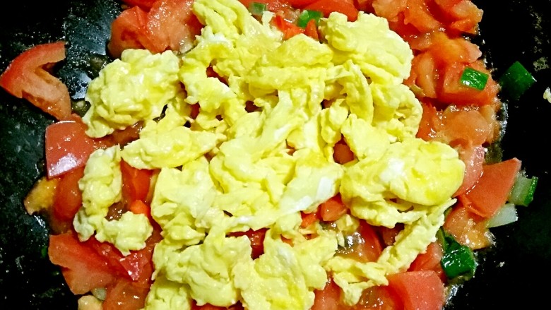 西红柿炒蛋盖浇饭――好吃不过最家常,加入炒好的鸡蛋。