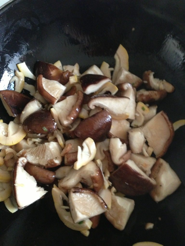 烧二冬,放入香菇块和笋片翻炒至鲜香菇出少许汤；