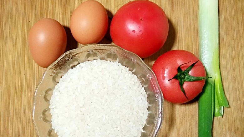 西红柿炒蛋盖浇饭――好吃不过最家常,准备食材。