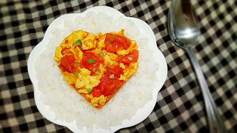西红柿炒蛋盖浇饭――好吃不过最家常,浇上炒好的西红柿炒蛋。