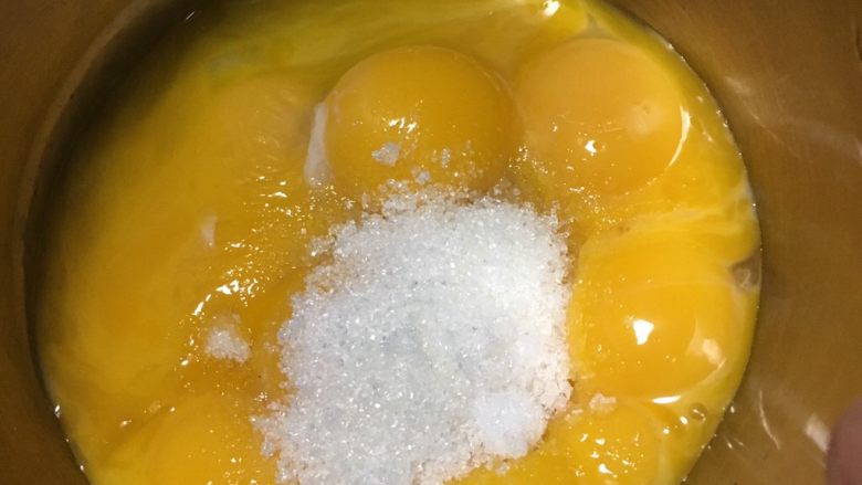 黄金蛋糕,蛋黄里放入糖25克，搅拌至融化