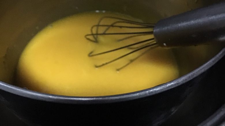 黄金蛋糕,隔水加热，不断搅拌防止蛋黄凝结