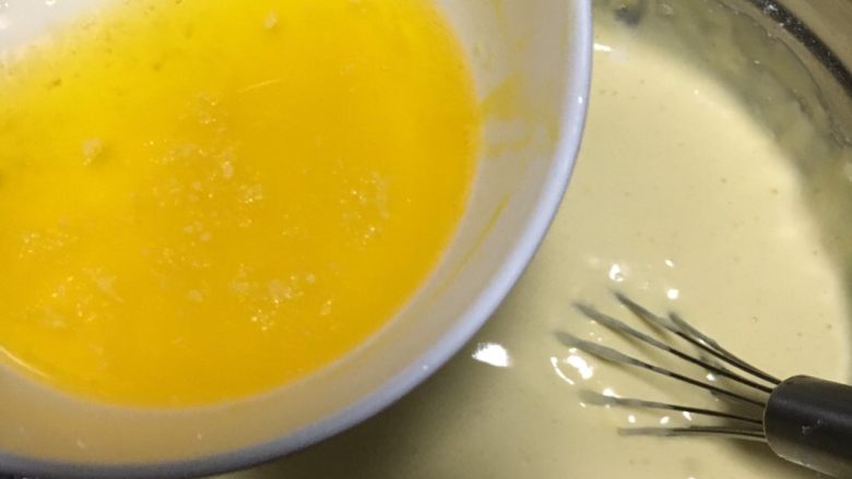 黄金蛋糕,顺着蛋抽淋入黄油，马上混合，尽量不要让黄油沉底