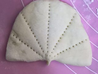荷叶饼,用新梳子压成荷叶样子，用力一些避免发酵后印记不明显