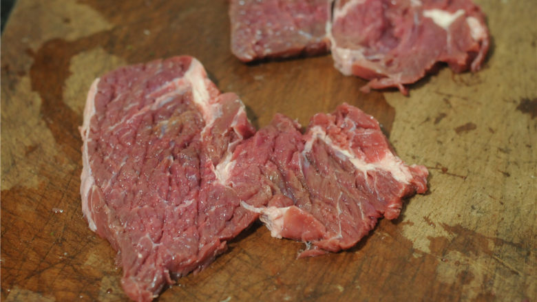炸牛排,牛脑切片用肉锤敲打两分钟至肉片变薄