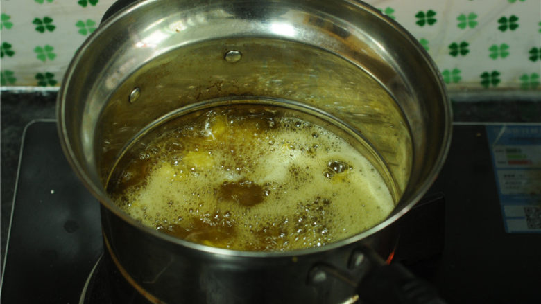 炸牛排,油锅烧至五成热，将处理好的牛脑切片放入油锅，中火炸至八成熟后转大火上色，捞出沥干油