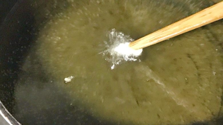 珍藏版红豆夹心饼
,锅里放入适量的油，加热，筷子下去周围有气泡，油温就够了。
