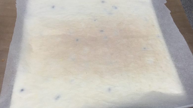 蔓越莓纯蛋白卷,出炉后表面覆盖一张油纸