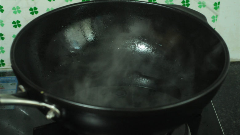 韩式炒年糕,油锅烧热，加入少许水