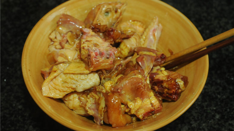 腐竹土豆烧鸡,拌匀后腌制半小时以上
