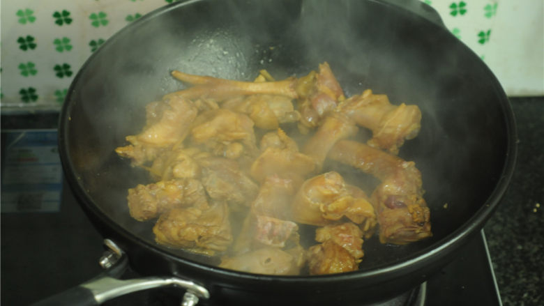 腐竹土豆烧鸡,将鸡块放进去，煎炒至肉质变紧实，表面金黄