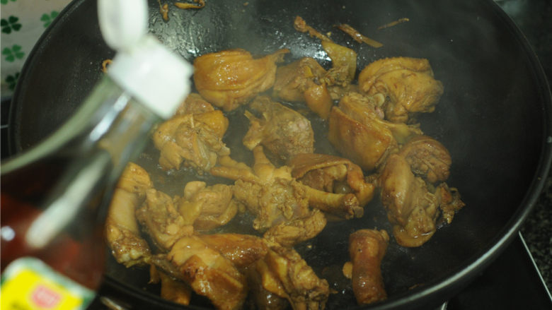 腐竹土豆烧鸡,淋入少许料酒，翻炒均匀，小火焖几分钟，直到鸡肉完全变色，七八成熟