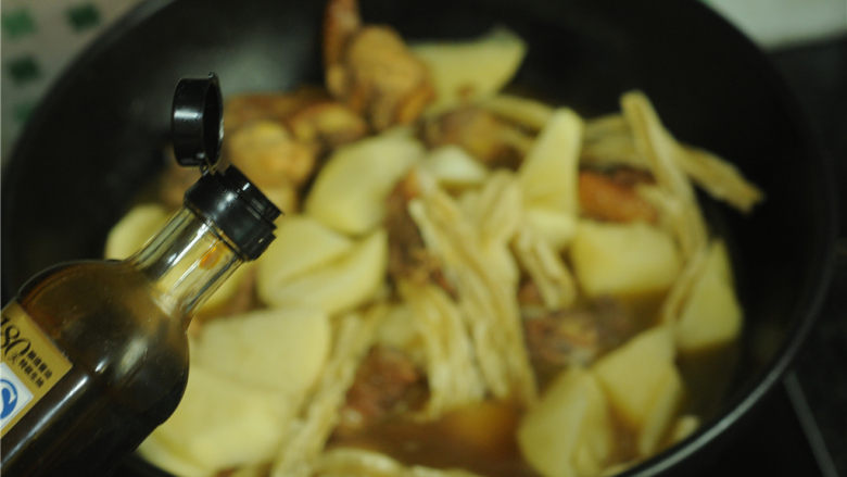 腐竹土豆烧鸡,加入土豆和腐竹，撒入盐，淋入少许老抽，烧至食材入味并且熟透
