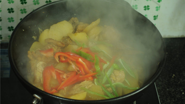 腐竹土豆烧鸡,加入青红椒